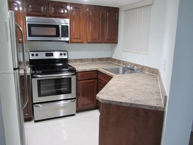 Active With Contract: $235,000 (1 beds, 1 baths, 796 Square Feet)