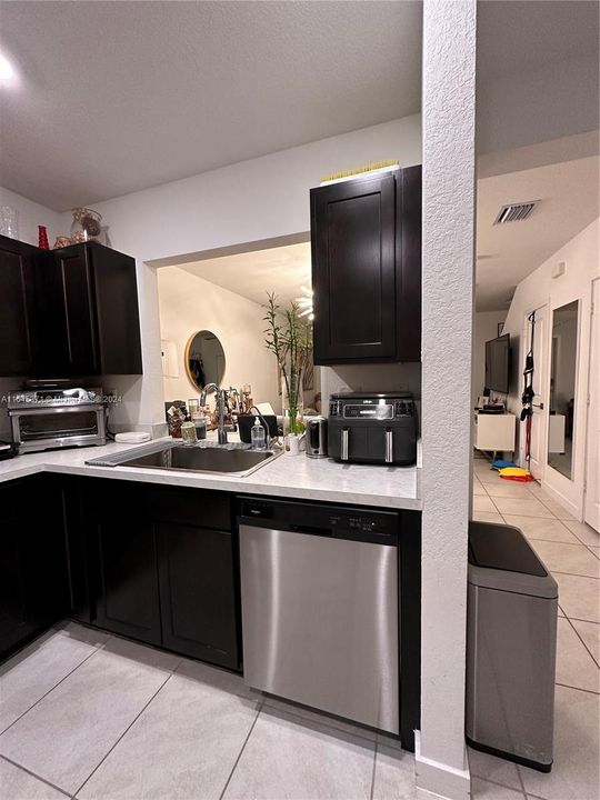 For Rent: $2,500 (2 beds, 2 baths, 1208 Square Feet)