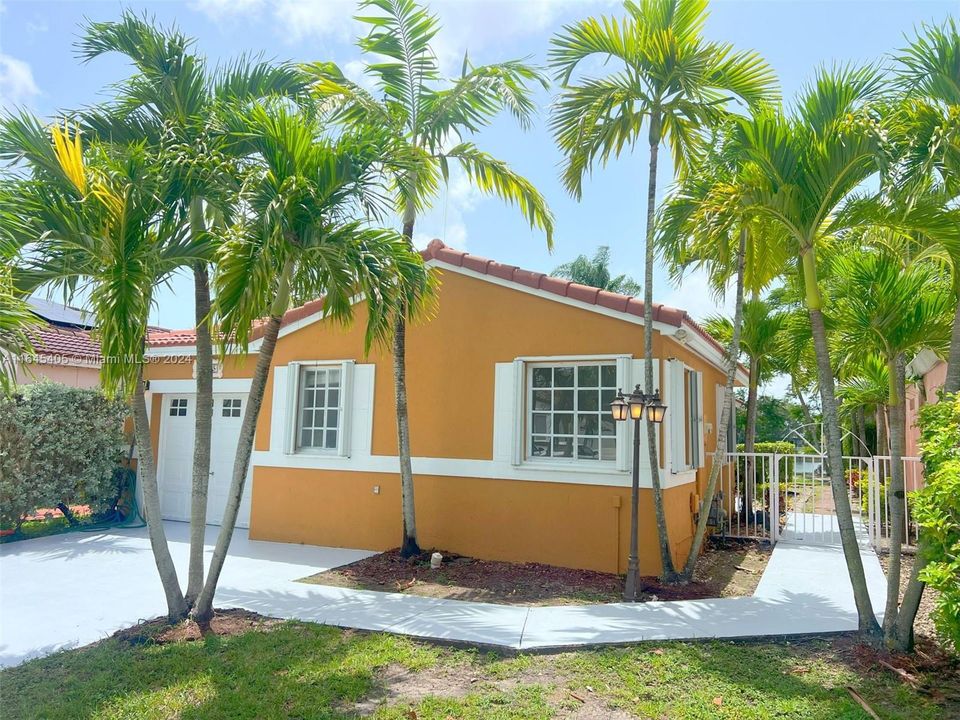 Active With Contract: $3,250 (4 beds, 2 baths, 1406 Square Feet)