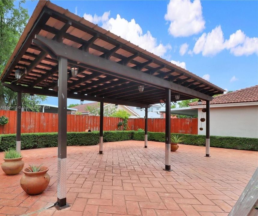 Activo con contrato: $675,000 (4 camas, 2 baños, 1859 Pies cuadrados)