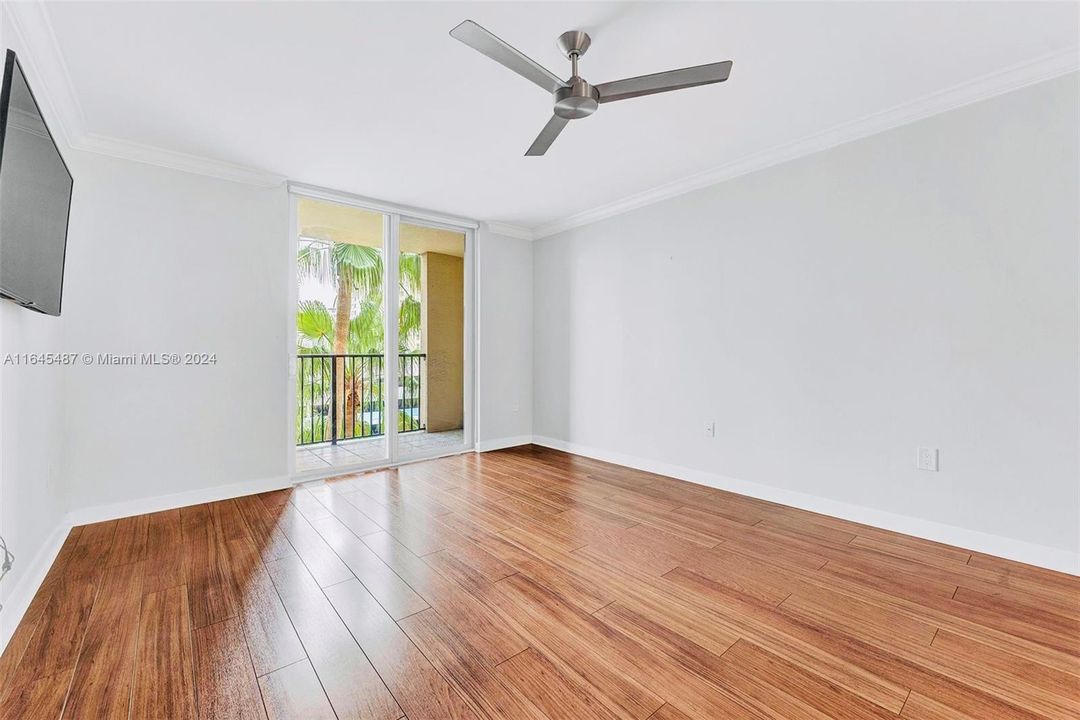 Active With Contract: $249,000 (1 beds, 1 baths, 808 Square Feet)