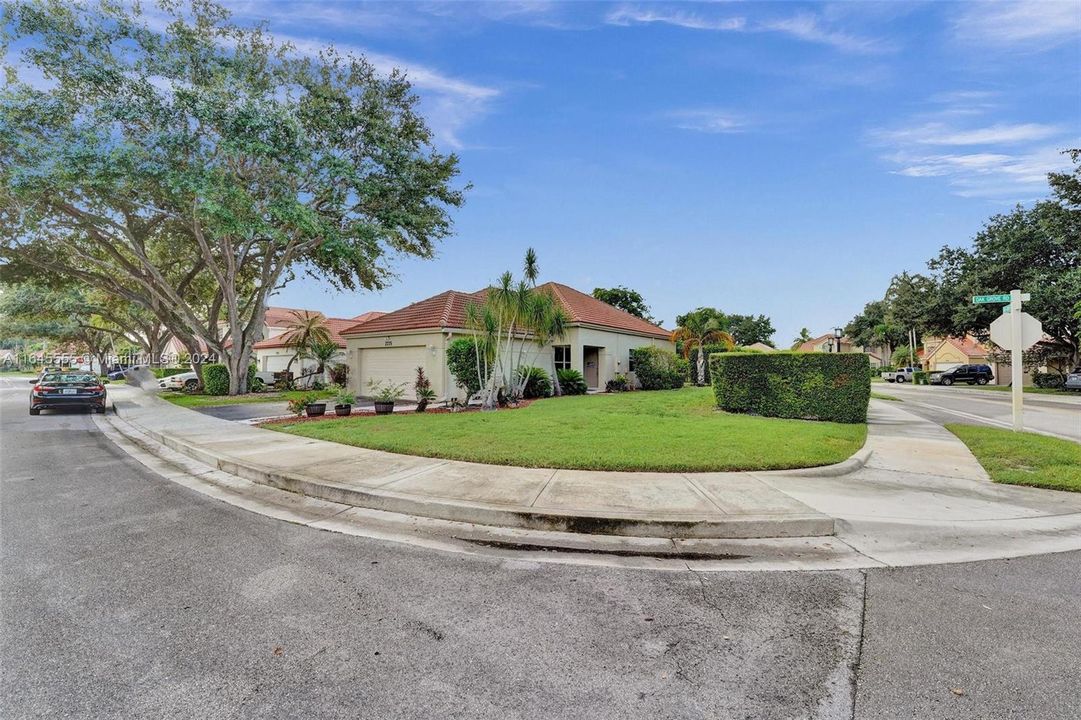 Active With Contract: $632,400 (3 beds, 2 baths, 1709 Square Feet)