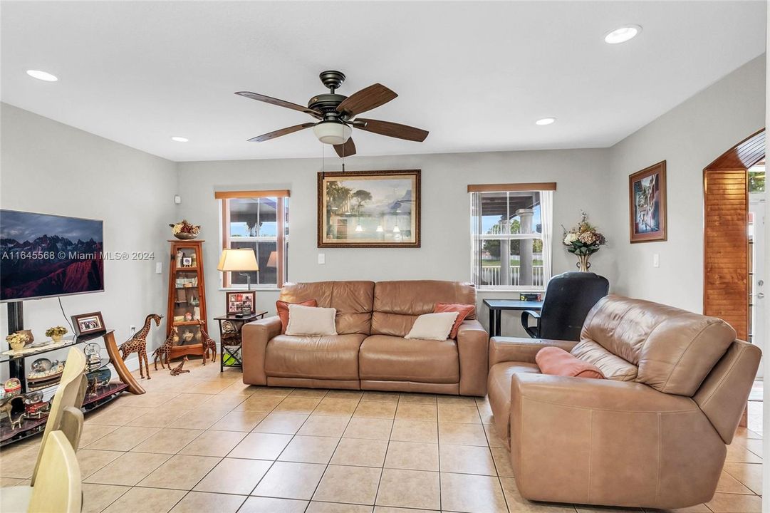 Recently Sold: $550,000 (3 beds, 2 baths, 1753 Square Feet)