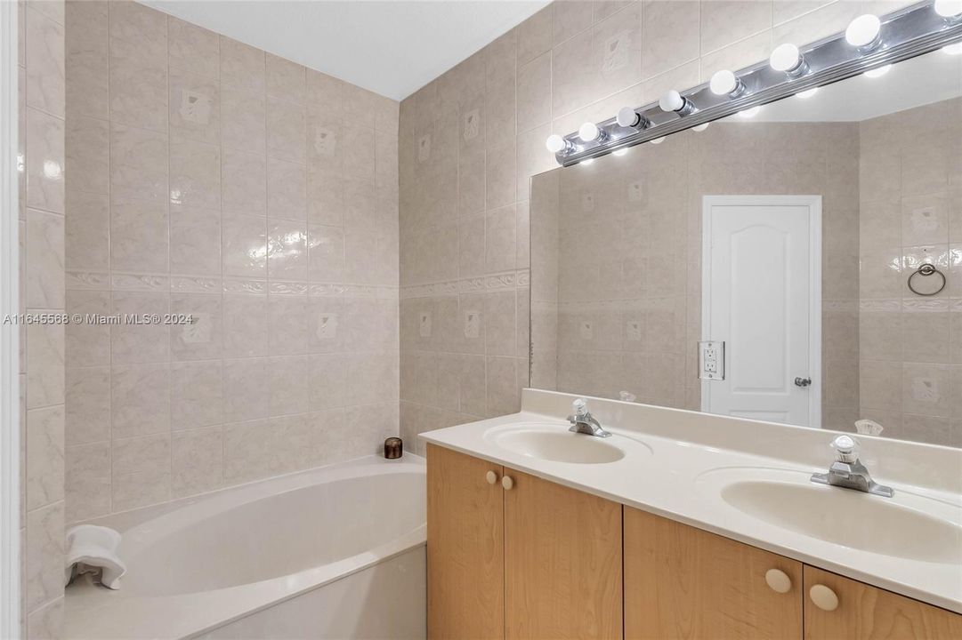 Recently Sold: $550,000 (3 beds, 2 baths, 1753 Square Feet)