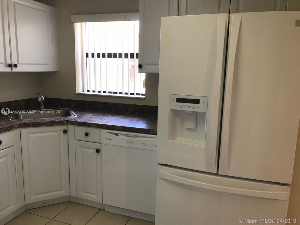 For Rent: $2,150 (2 beds, 2 baths, 974 Square Feet)