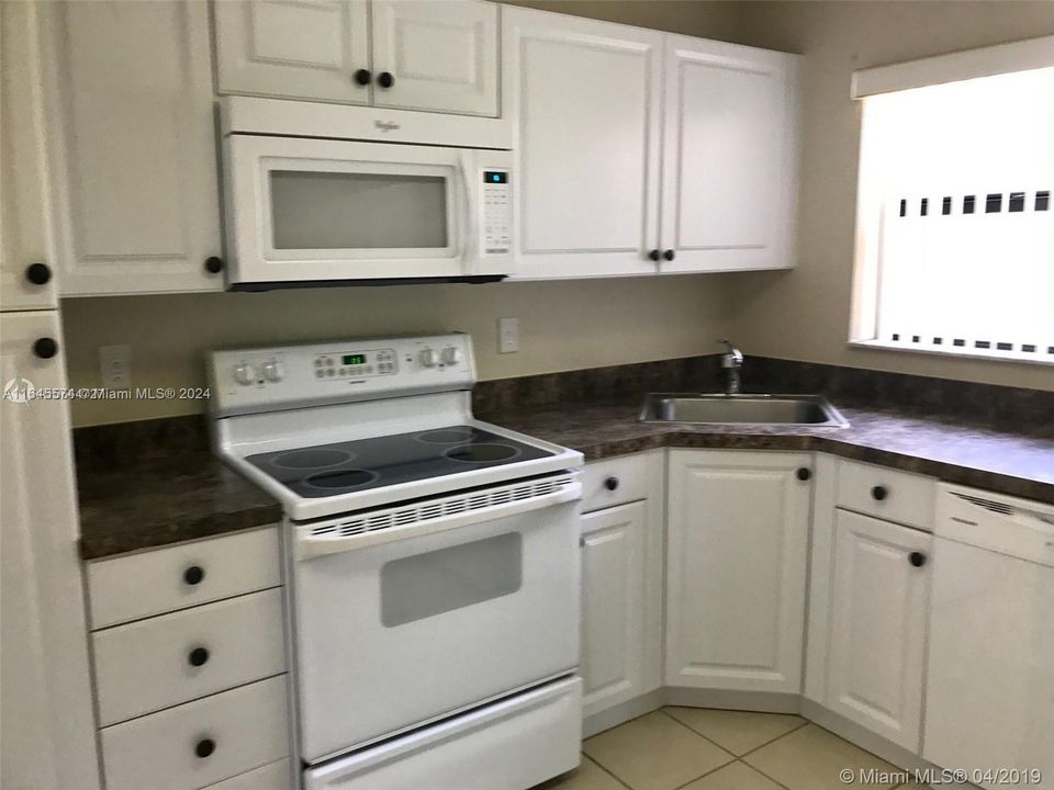 For Rent: $2,150 (2 beds, 2 baths, 974 Square Feet)