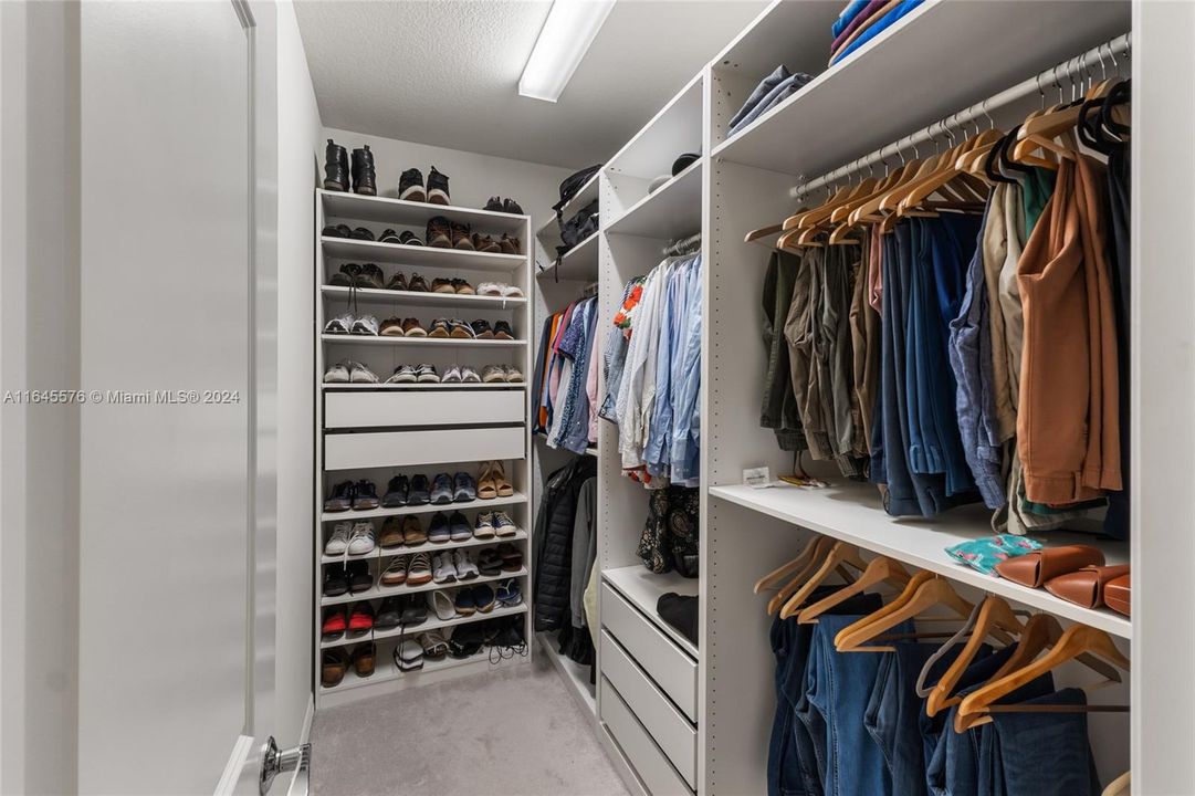 Master Bedroom Walking closet