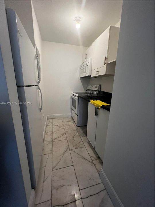 For Sale: $245,000 (1 beds, 1 baths, 470 Square Feet)