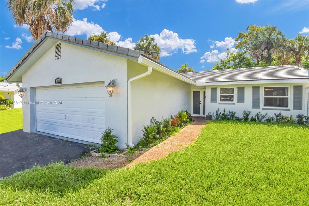 For Sale: $585,000 (3 beds, 2 baths, 1418 Square Feet)