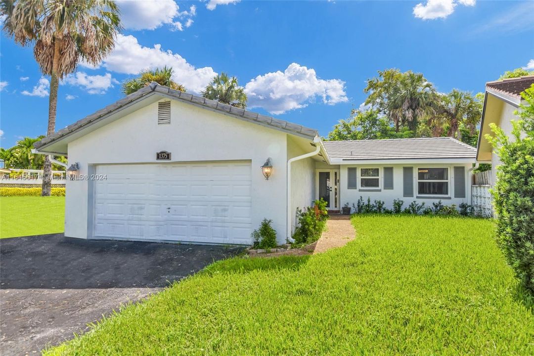 For Sale: $585,000 (3 beds, 2 baths, 1418 Square Feet)