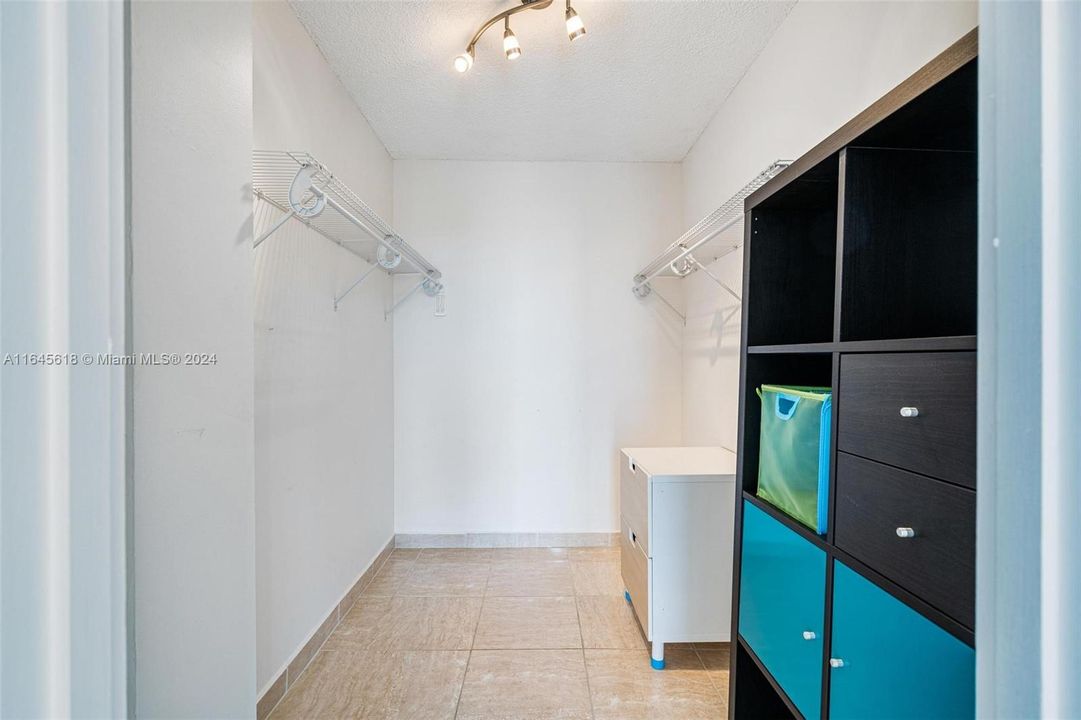 For Sale: $357,000 (1 beds, 1 baths, 895 Square Feet)