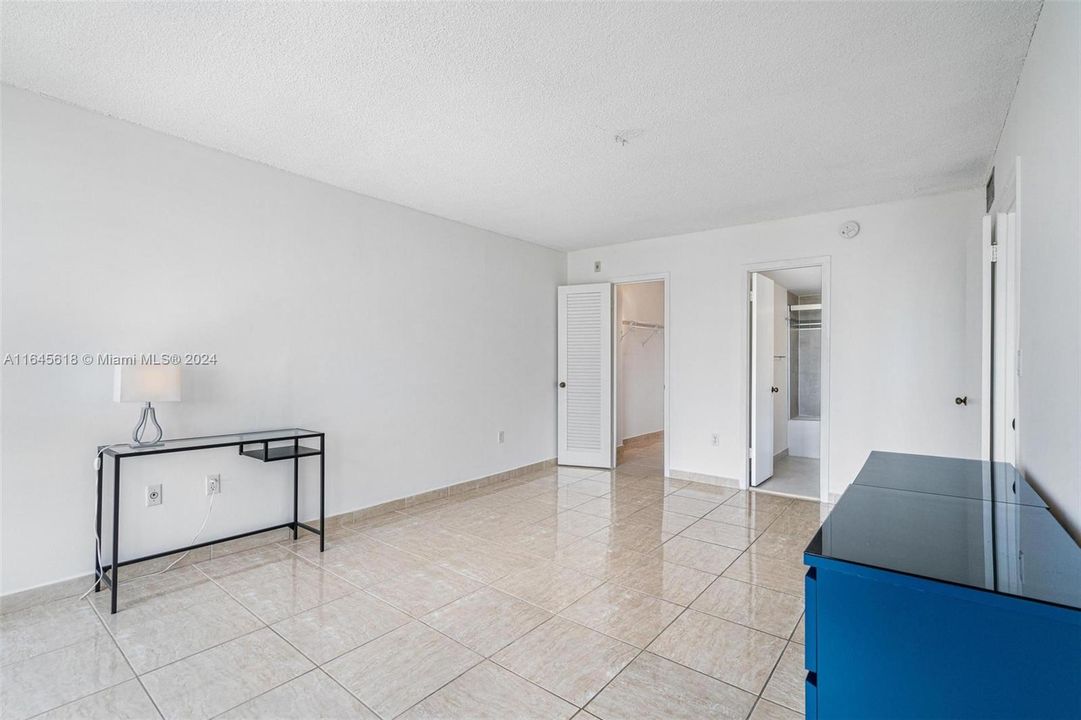 For Sale: $357,000 (1 beds, 1 baths, 895 Square Feet)