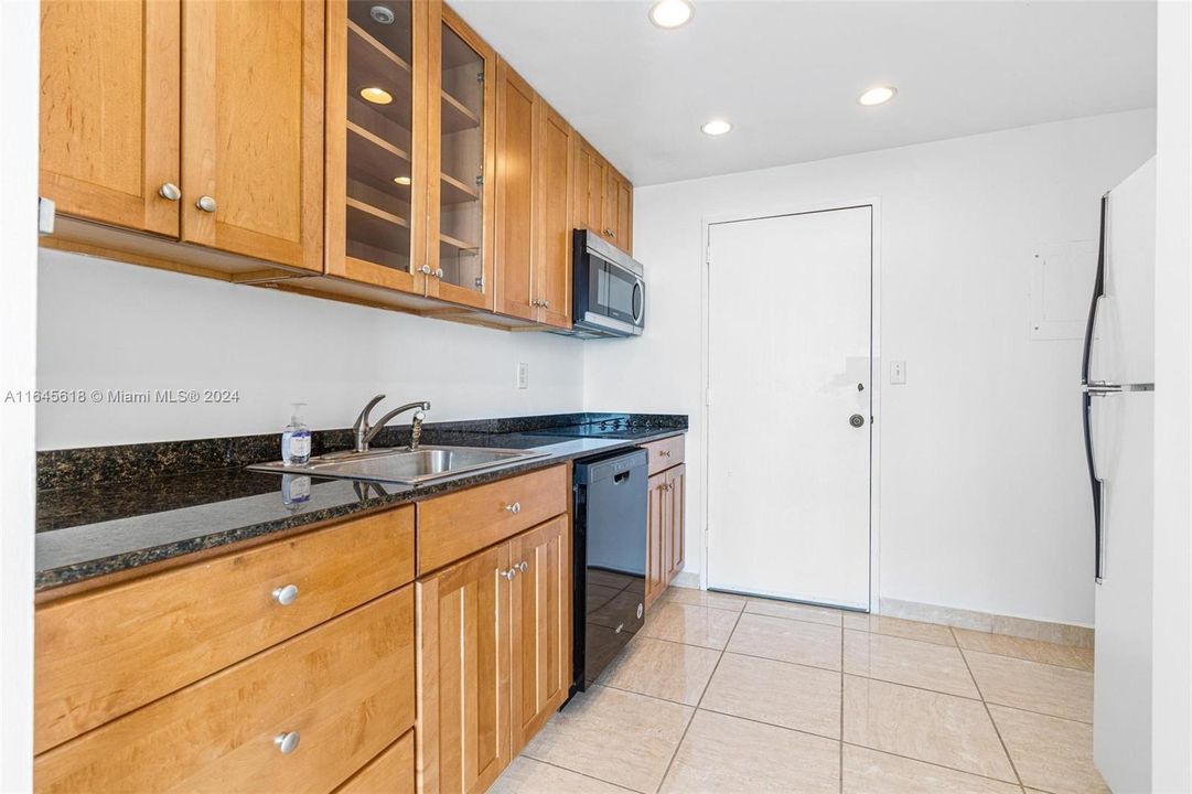 For Sale: $357,000 (1 beds, 1 baths, 895 Square Feet)