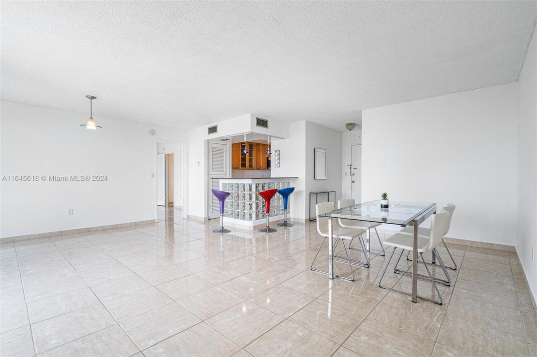 For Sale: $357,000 (1 beds, 1 baths, 895 Square Feet)