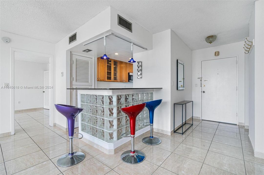 For Sale: $357,000 (1 beds, 1 baths, 895 Square Feet)