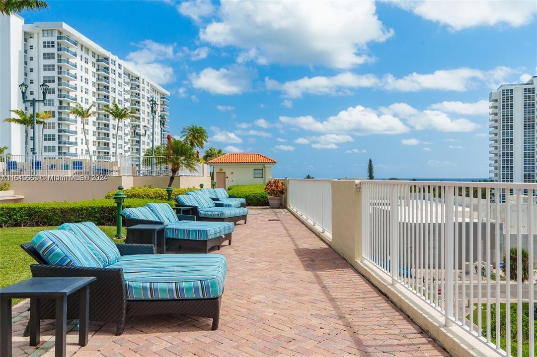 Active With Contract: $365,000 (1 beds, 1 baths, 640 Square Feet)