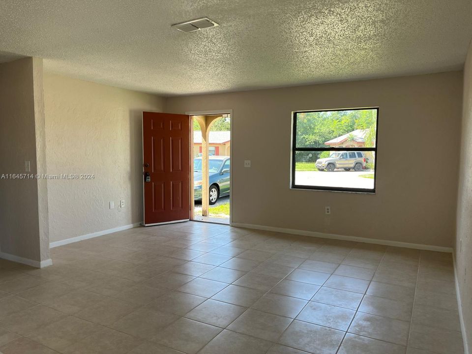 Recently Rented: $1,000 (2 beds, 1 baths, 810 Square Feet)