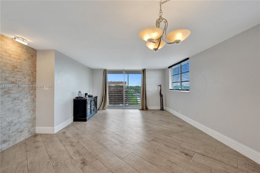 Active With Contract: $247,000 (2 beds, 2 baths, 1260 Square Feet)