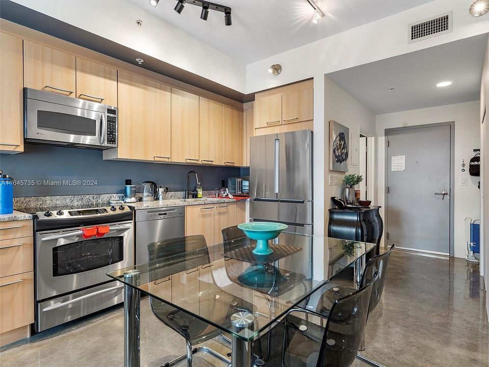 Active With Contract: $648,000 (1 beds, 1 baths, 966 Square Feet)