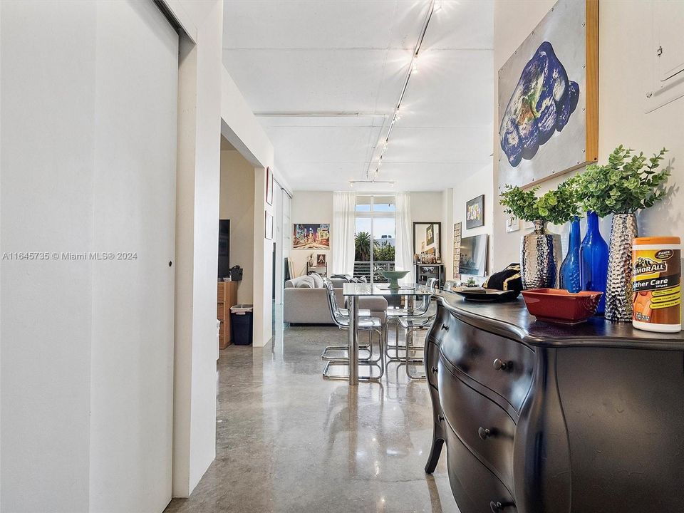 Active With Contract: $648,000 (1 beds, 1 baths, 966 Square Feet)