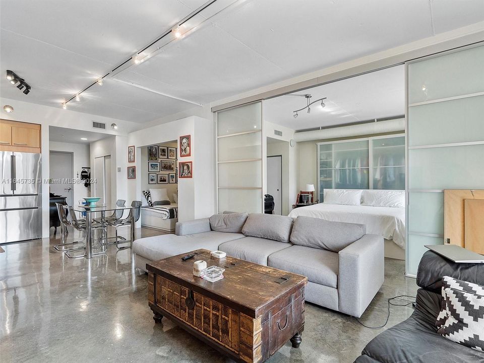 Active With Contract: $648,000 (1 beds, 1 baths, 966 Square Feet)