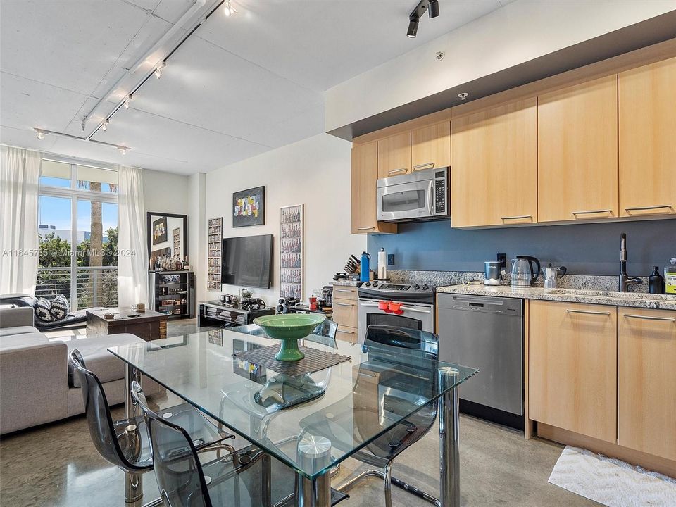 Active With Contract: $648,000 (1 beds, 1 baths, 966 Square Feet)