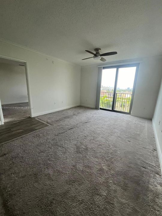 Active With Contract: $1,925 (1 beds, 1 baths, 736 Square Feet)