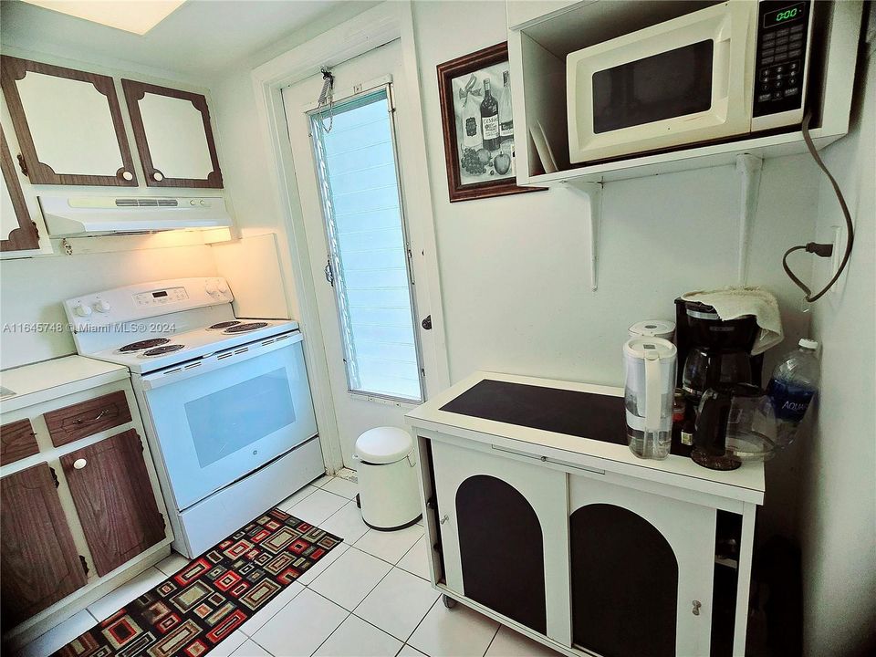 For Sale: $140,000 (1 beds, 1 baths, 672 Square Feet)