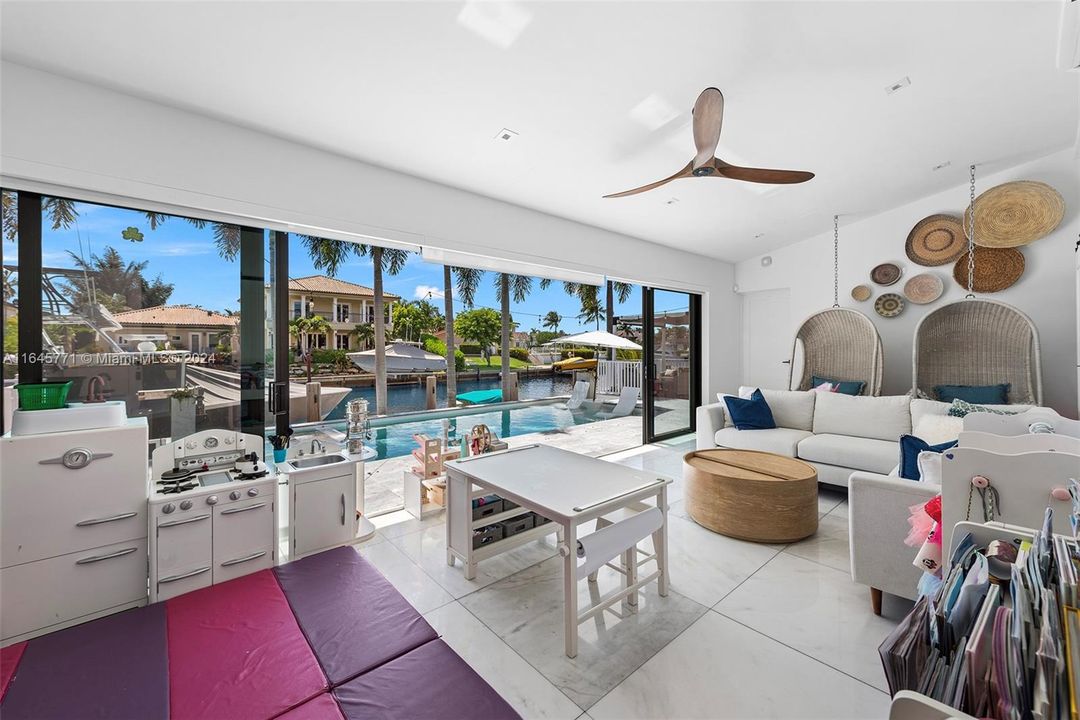 Active With Contract: $5,500,000 (4 beds, 3 baths, 3631 Square Feet)