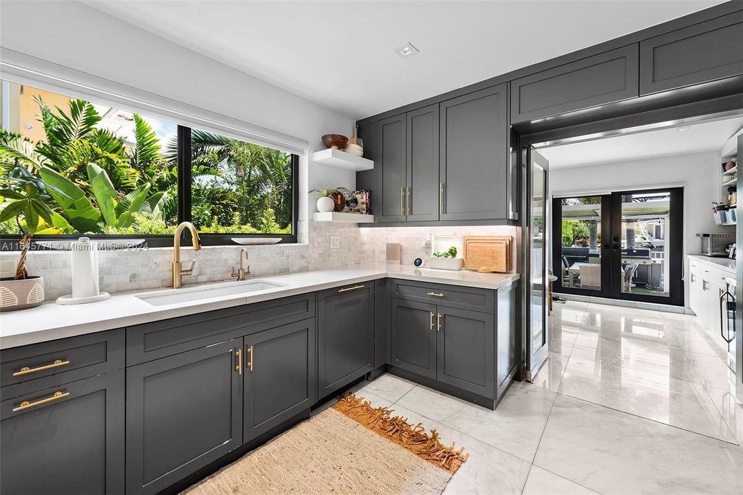 Active With Contract: $5,500,000 (4 beds, 3 baths, 3631 Square Feet)