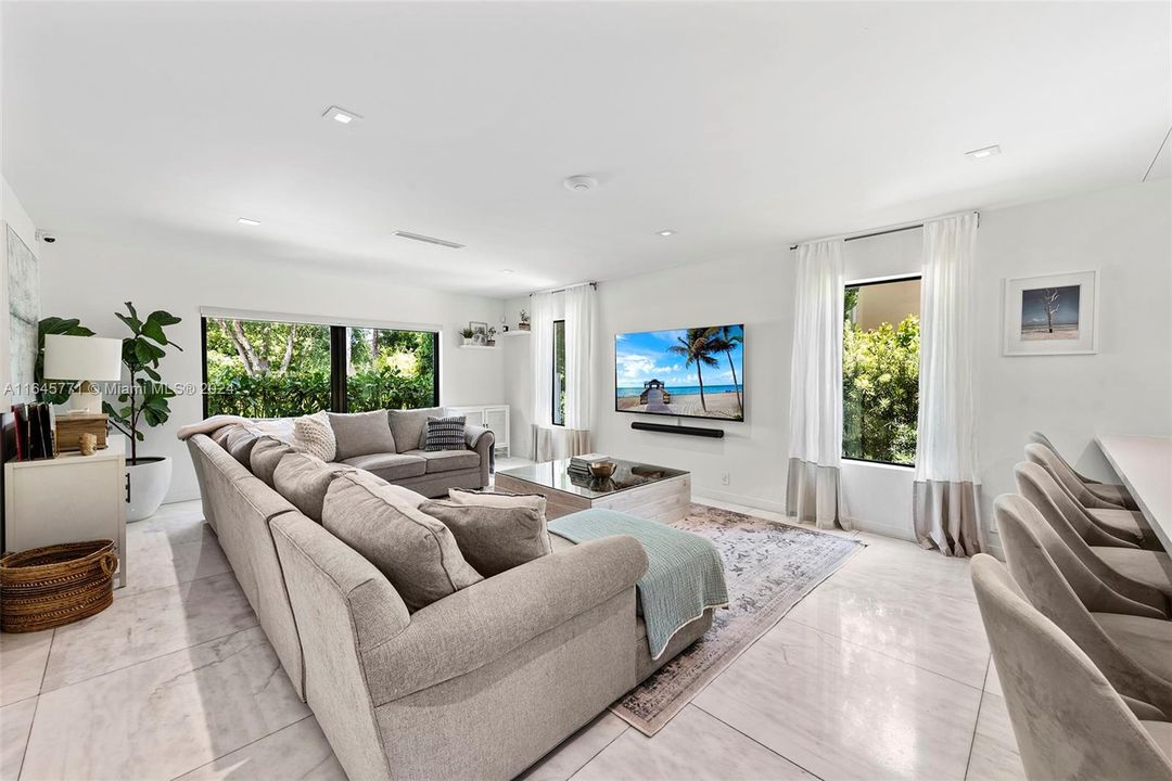 Active With Contract: $5,500,000 (4 beds, 3 baths, 3631 Square Feet)