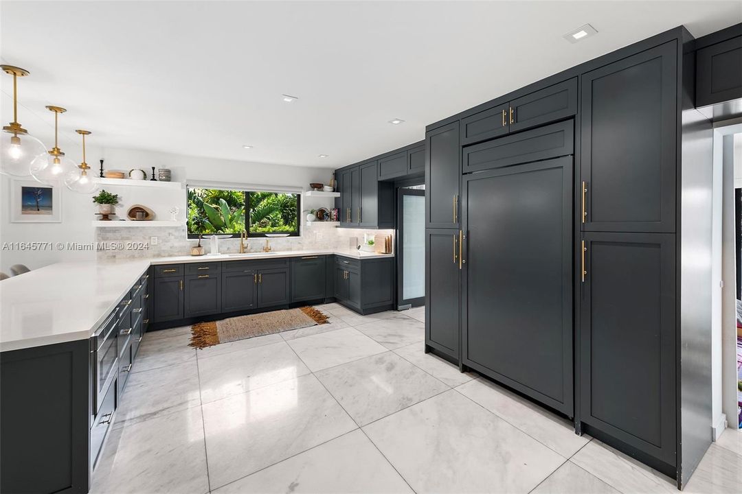 Active With Contract: $5,500,000 (4 beds, 3 baths, 3631 Square Feet)