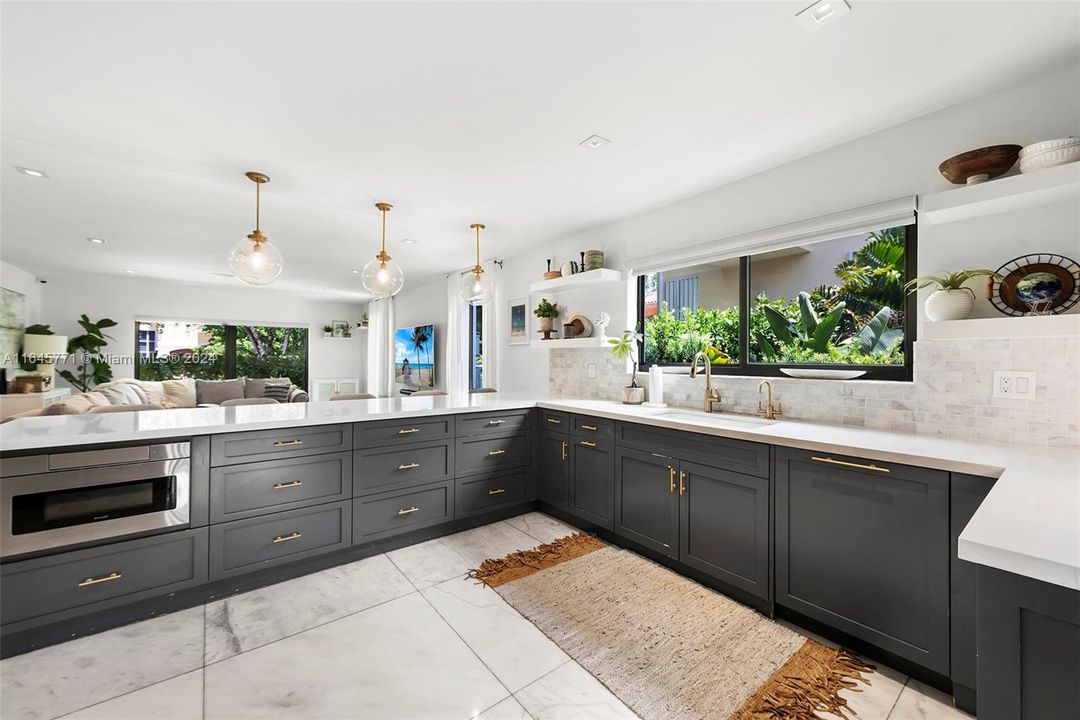 Active With Contract: $5,500,000 (4 beds, 3 baths, 3631 Square Feet)