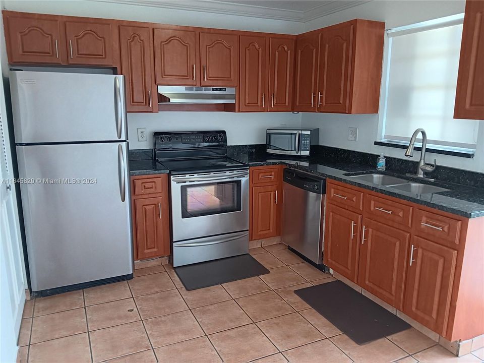 Active With Contract: $2,400 (2 beds, 2 baths, 1100 Square Feet)