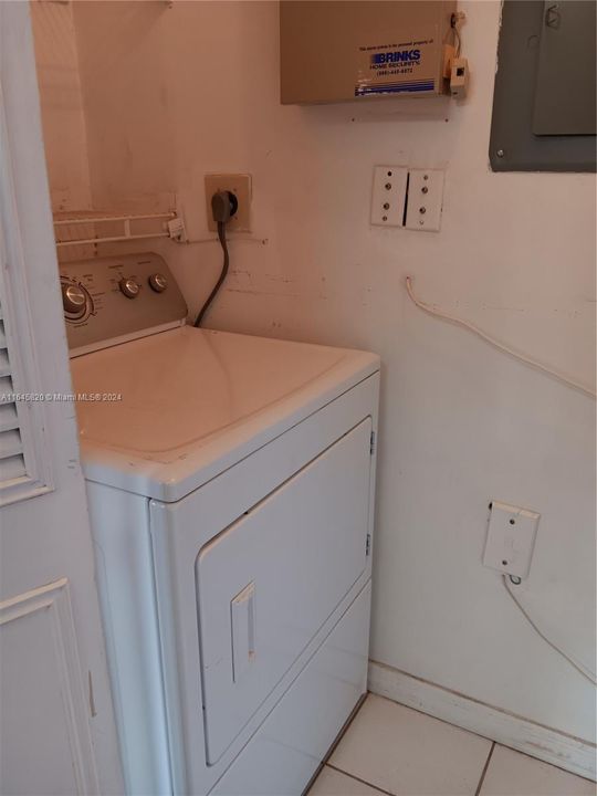 Active With Contract: $2,400 (2 beds, 2 baths, 1100 Square Feet)