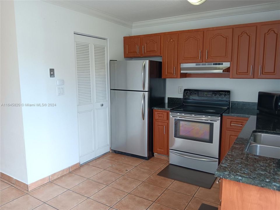 Active With Contract: $2,400 (2 beds, 2 baths, 1100 Square Feet)