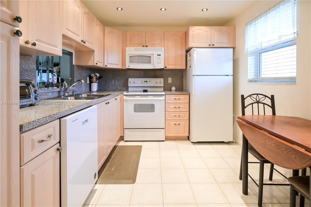 For Sale: $275,000 (2 beds, 2 baths, 1144 Square Feet)