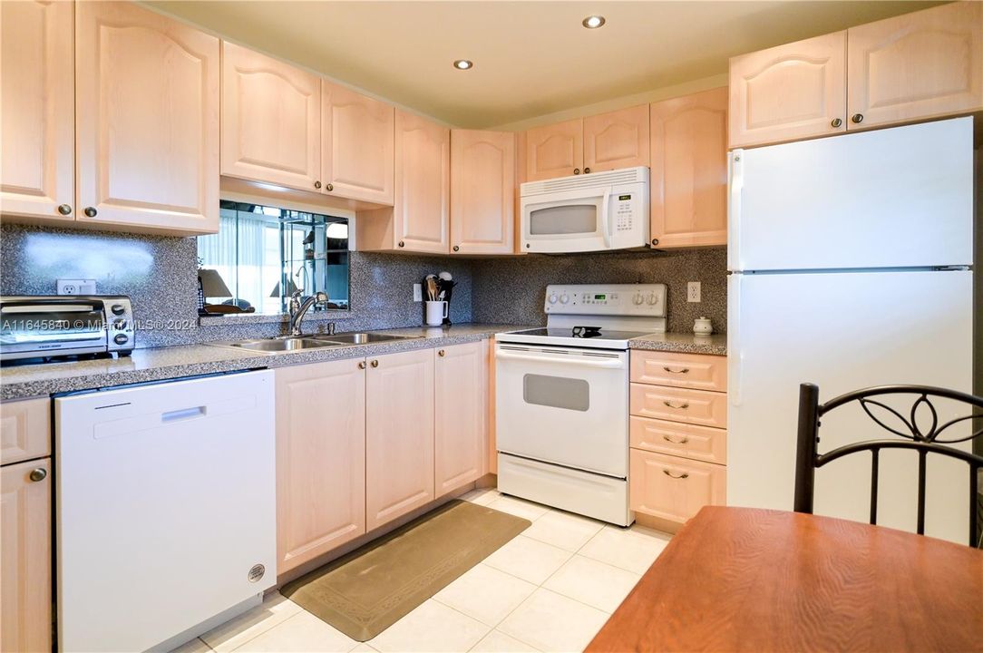 For Sale: $275,000 (2 beds, 2 baths, 1144 Square Feet)