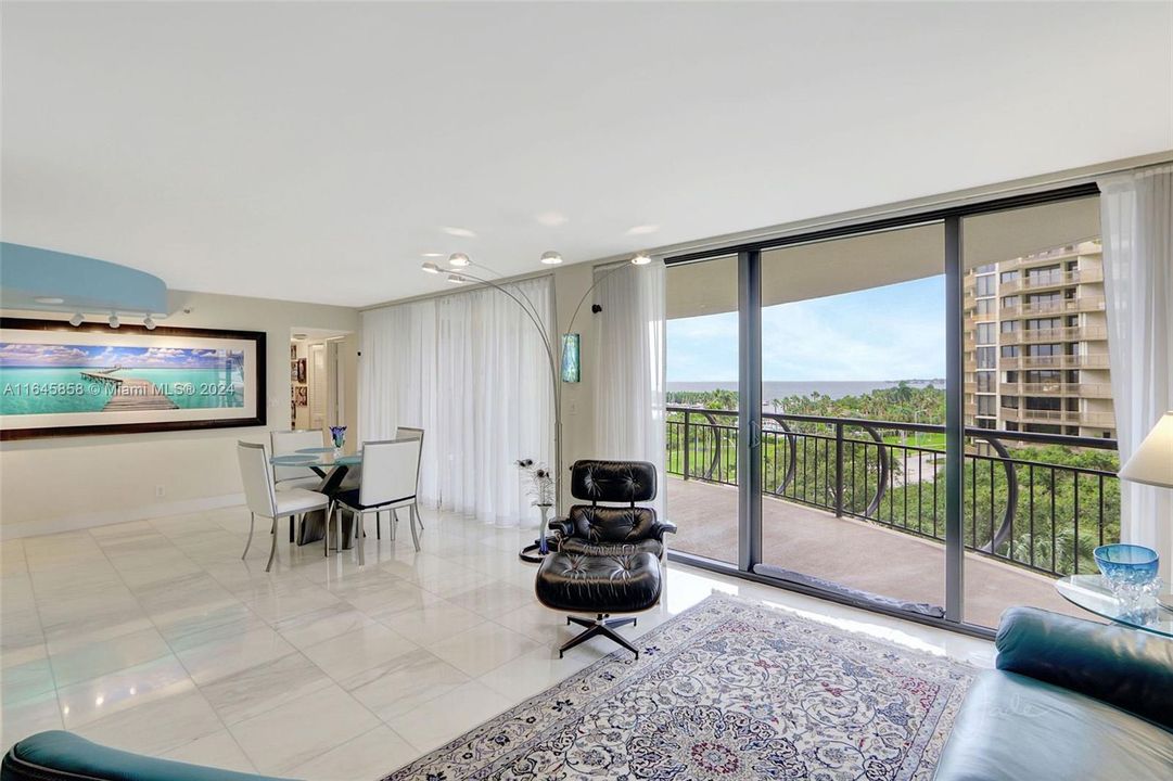 For Sale: $1,195,000 (2 beds, 2 baths, 1375 Square Feet)