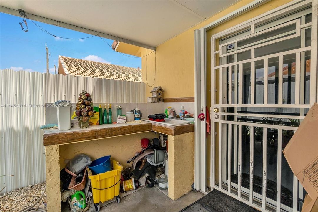 Activo con contrato: $549,900 (4 camas, 2 baños, 1642 Pies cuadrados)