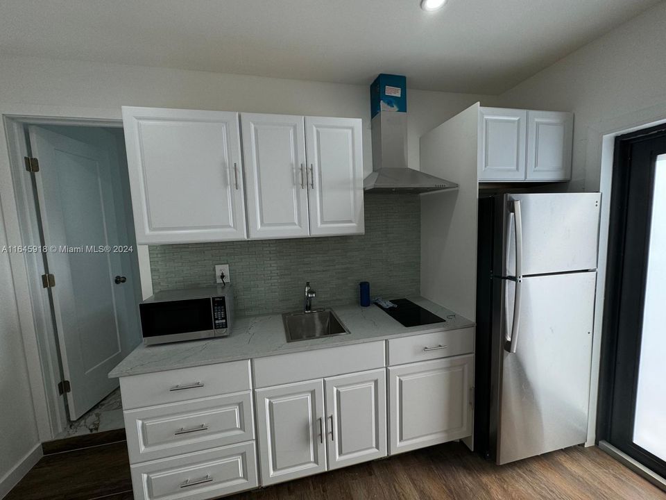 Active With Contract: $1,500 (0 beds, 1 baths, 600 Square Feet)