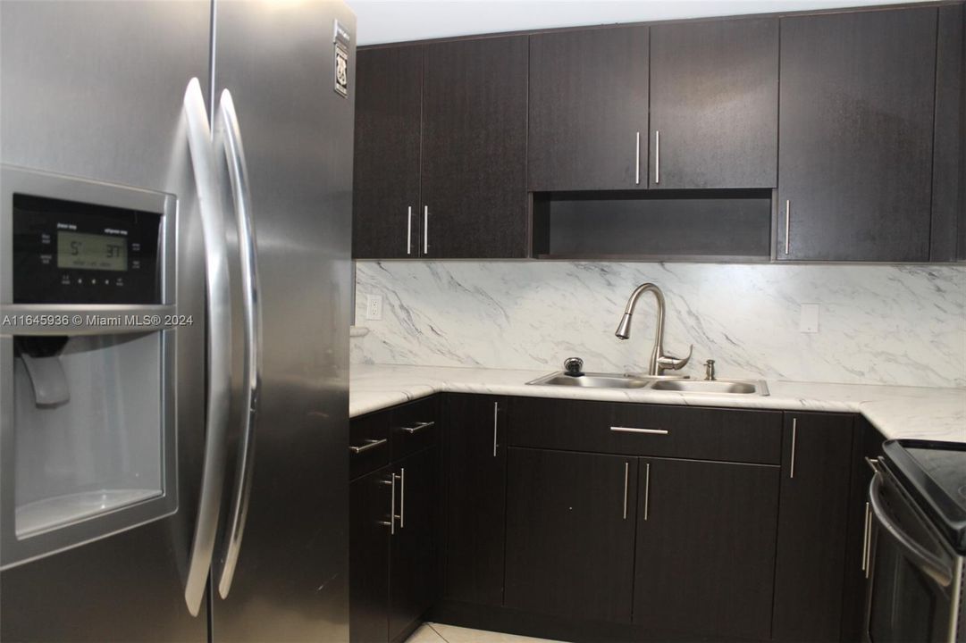 For Sale: $239,000 (1 beds, 1 baths, 870 Square Feet)