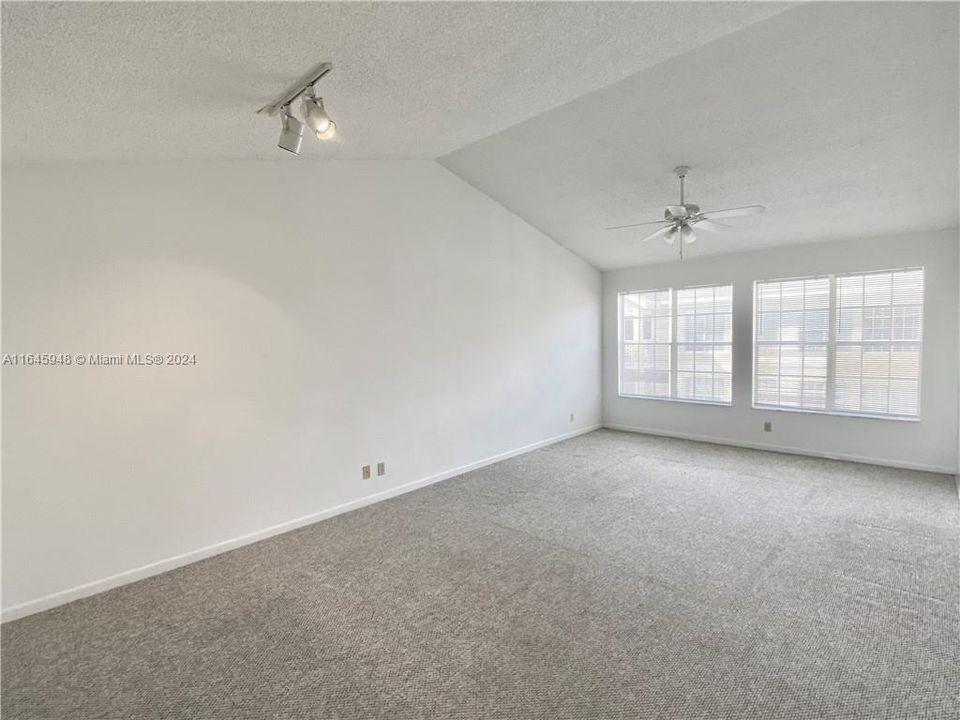 For Rent: $1,900 (1 beds, 1 baths, 700 Square Feet)