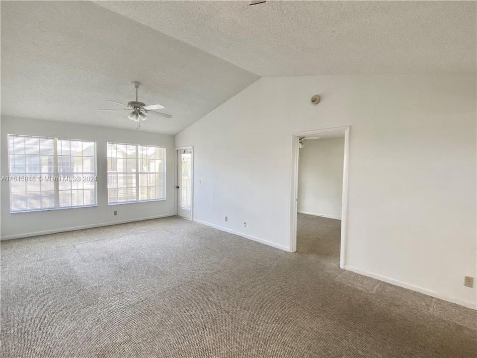 For Rent: $1,900 (1 beds, 1 baths, 700 Square Feet)