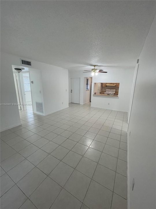 Activo con contrato: $325,000 (3 camas, 2 baños, 993 Pies cuadrados)