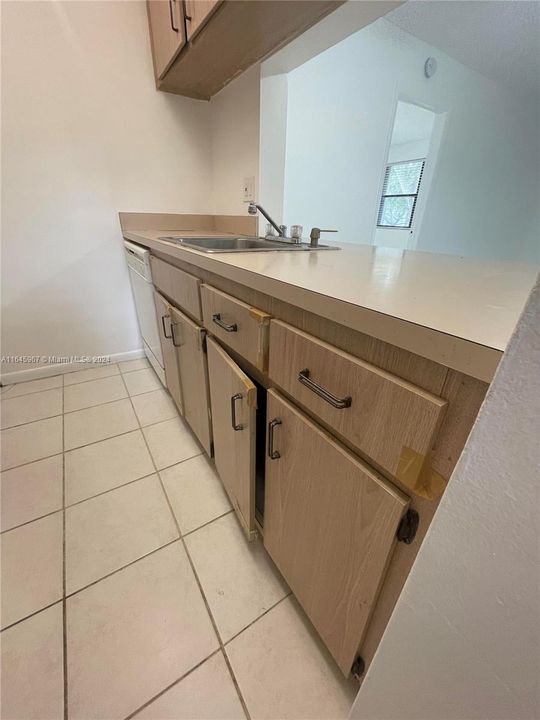 Active With Contract: $325,000 (3 beds, 2 baths, 993 Square Feet)