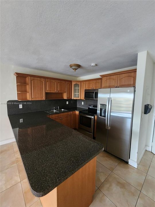 Active With Contract: $1,800 (1 beds, 1 baths, 870 Square Feet)