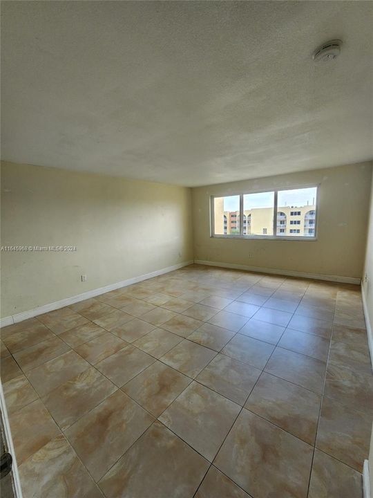 Active With Contract: $1,800 (1 beds, 1 baths, 870 Square Feet)