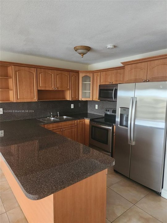 Active With Contract: $1,800 (1 beds, 1 baths, 870 Square Feet)