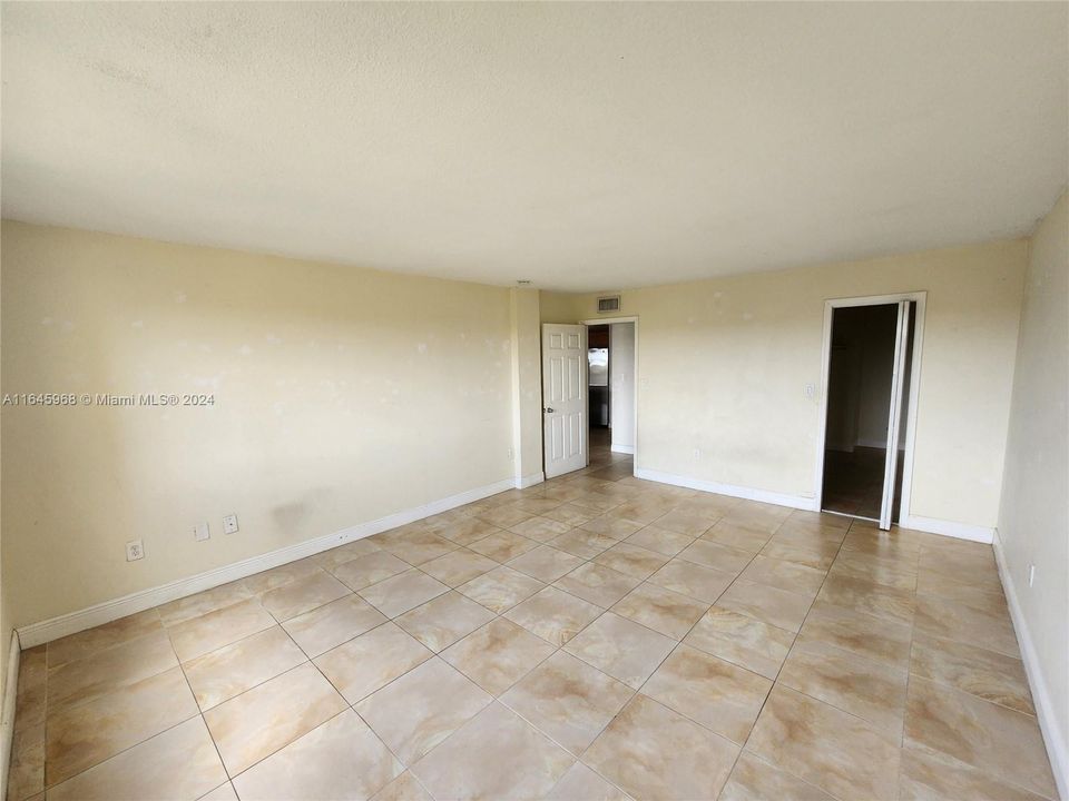 Active With Contract: $1,800 (1 beds, 1 baths, 870 Square Feet)